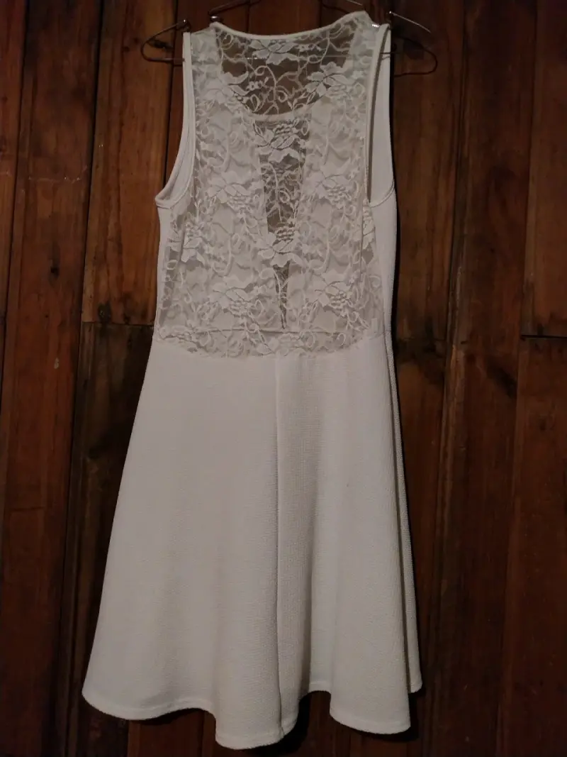 Vestido blanco con encaje elegante - 2