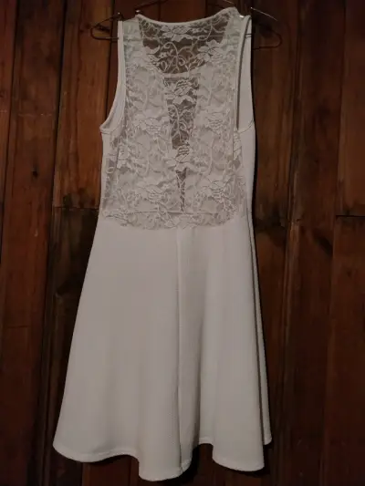 Vestido blanco con encaje elegante - miniatura 2