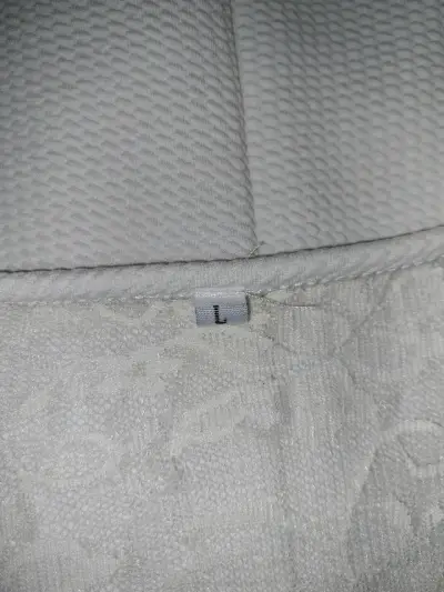 Vestido blanco con encaje elegante - miniatura 3