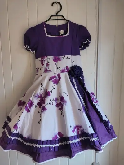 Vestido infantil floral morado y blanco - miniatura 1