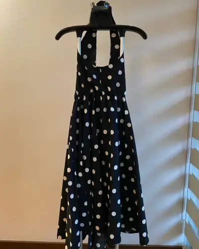 Vestido negro con lunares blancos - miniatura 1
