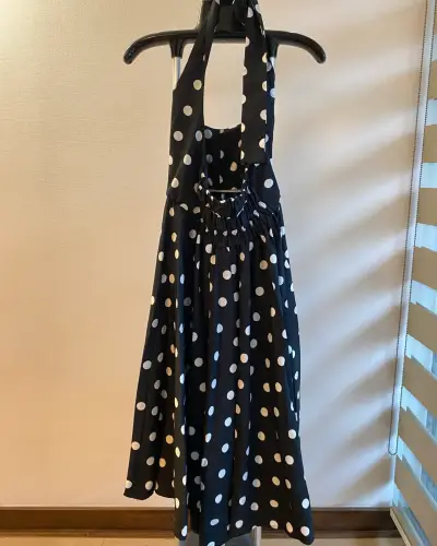 Vestido negro con lunares blancos - miniatura 3