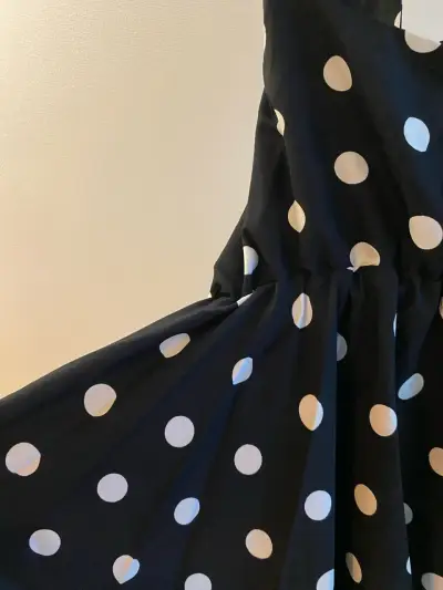 Vestido negro con lunares blancos - miniatura 4