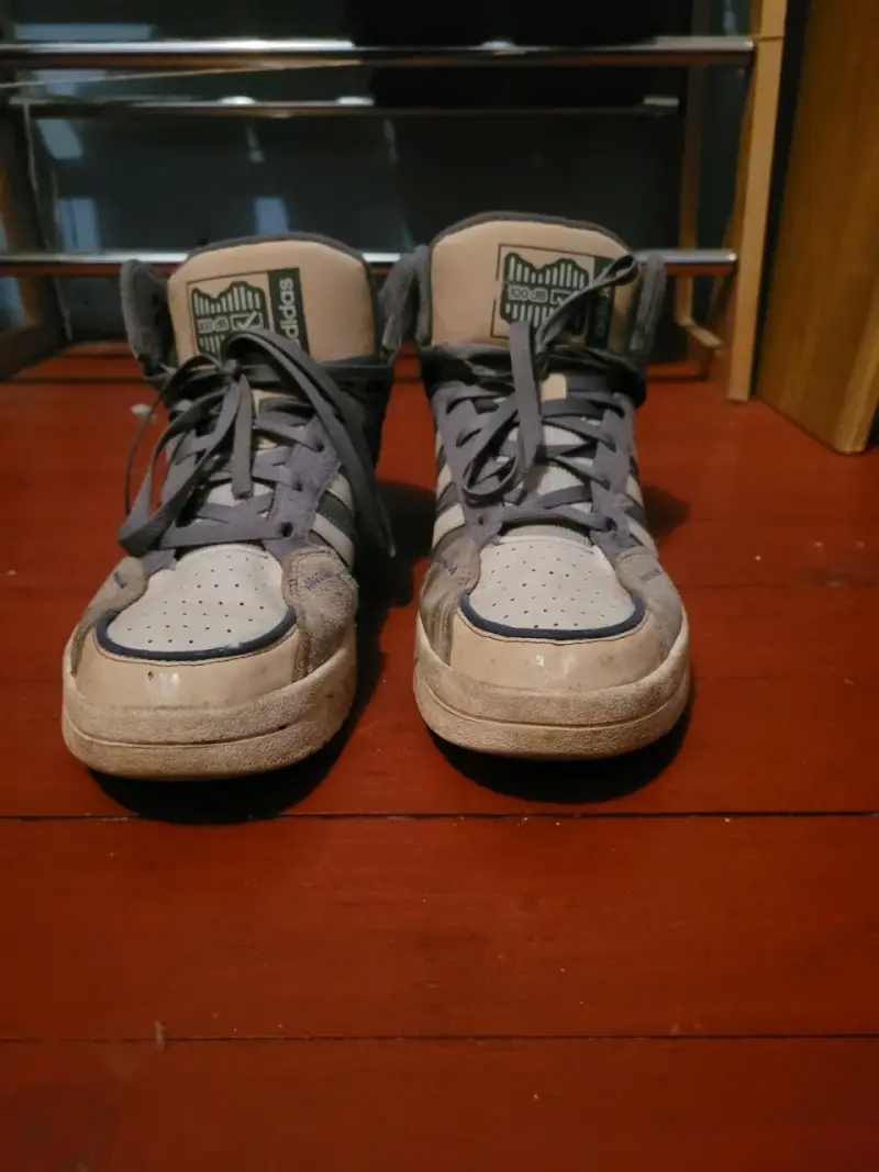 Zapatillas Adidas grises de caña alta - 1