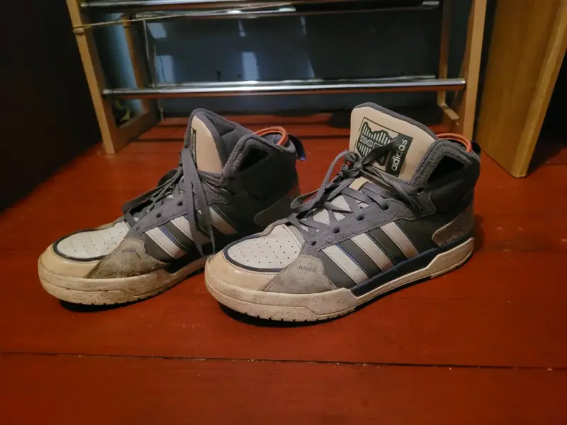 Zapatillas Adidas grises de caña alta - 2