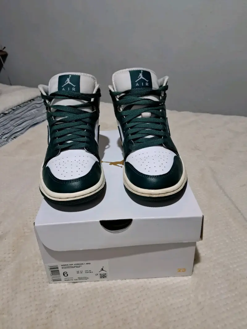 Zapatillas Air Jordan 1 Mid verde y blanco - 1