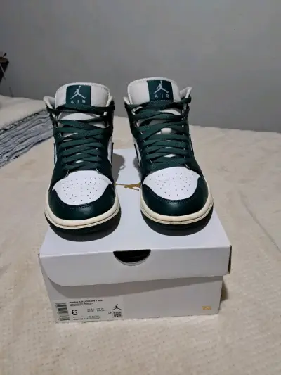 Zapatillas Air Jordan 1 Mid verde y blanco - miniatura 1