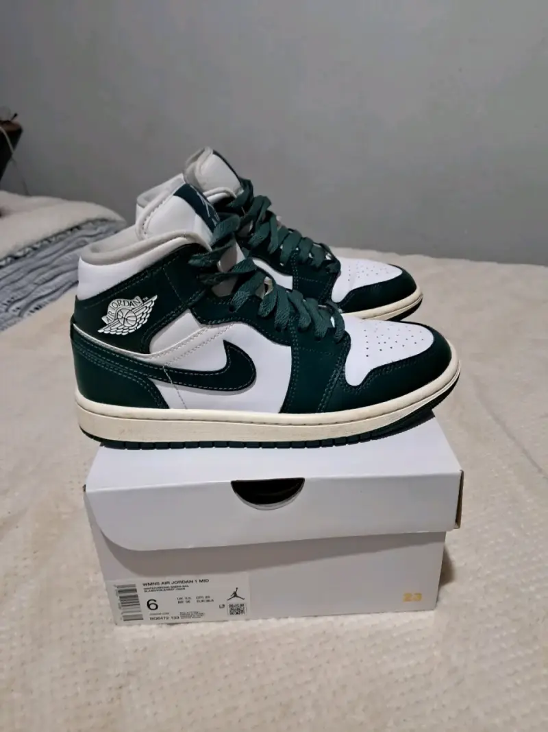 Zapatillas Air Jordan 1 Mid verde y blanco - 2