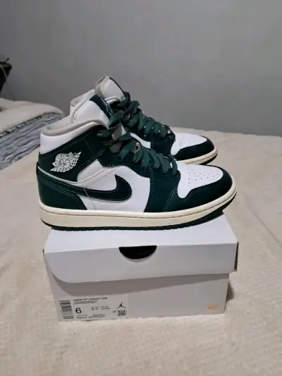Zapatillas Air Jordan 1 Mid verde y blanco - miniatura 2