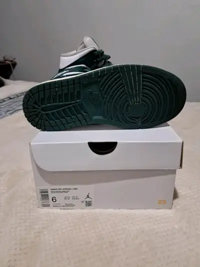 Zapatillas Air Jordan 1 Mid verde y blanco - miniatura 4