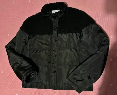 Chaqueta acolchada negra con cuello de lana - miniatura 1