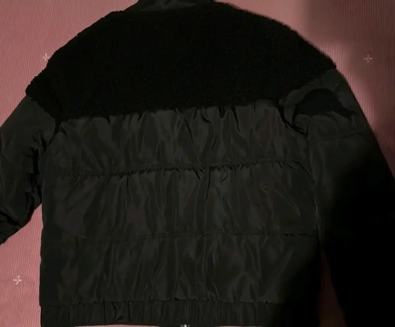 Chaqueta acolchada negra con cuello de lana - 2