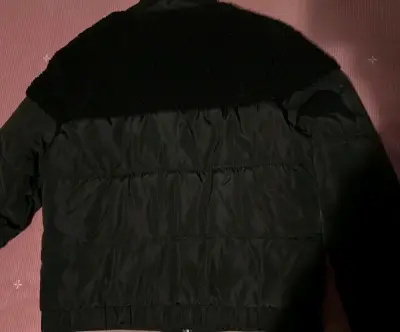 Chaqueta acolchada negra con cuello de lana - miniatura 2