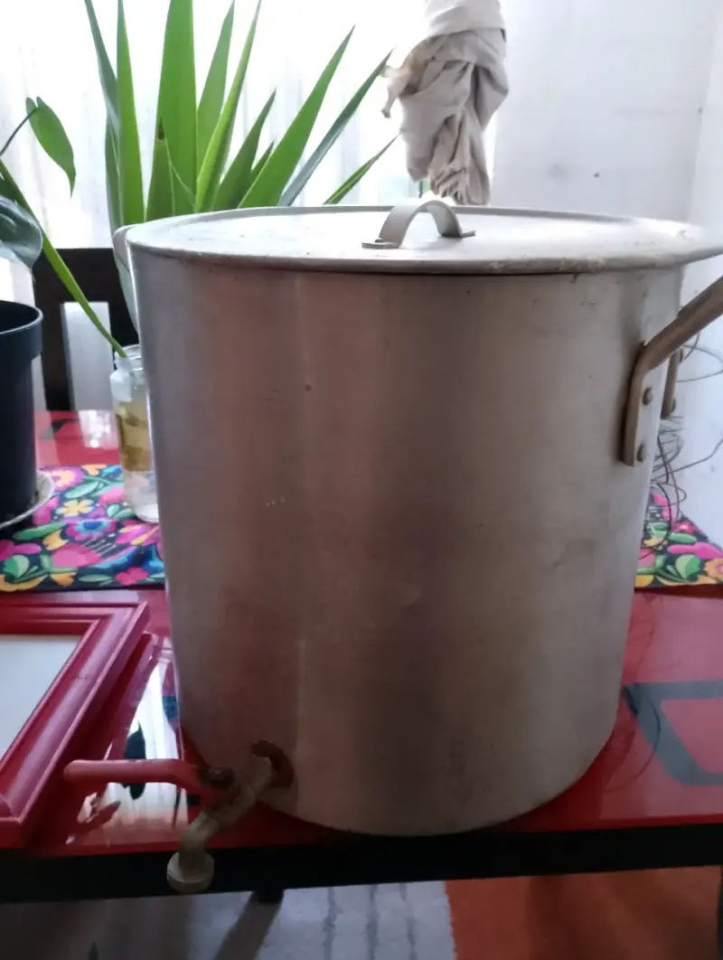 Olla grande de aluminio con grifo