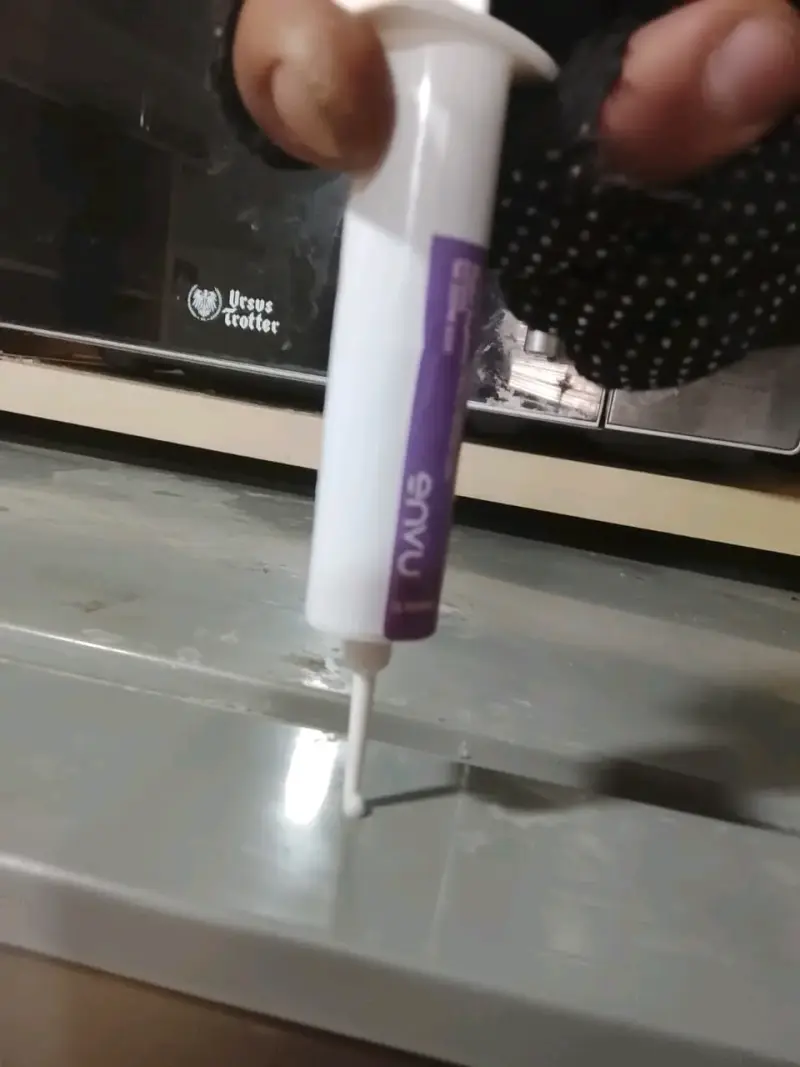 Silicona blanca para sellado y reparación
