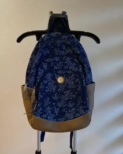 Mochila azul con diseño floral y detalles en cuero - miniatura 1