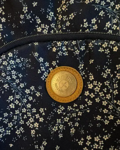 Mochila azul con diseño floral y detalles en cuero - miniatura 2