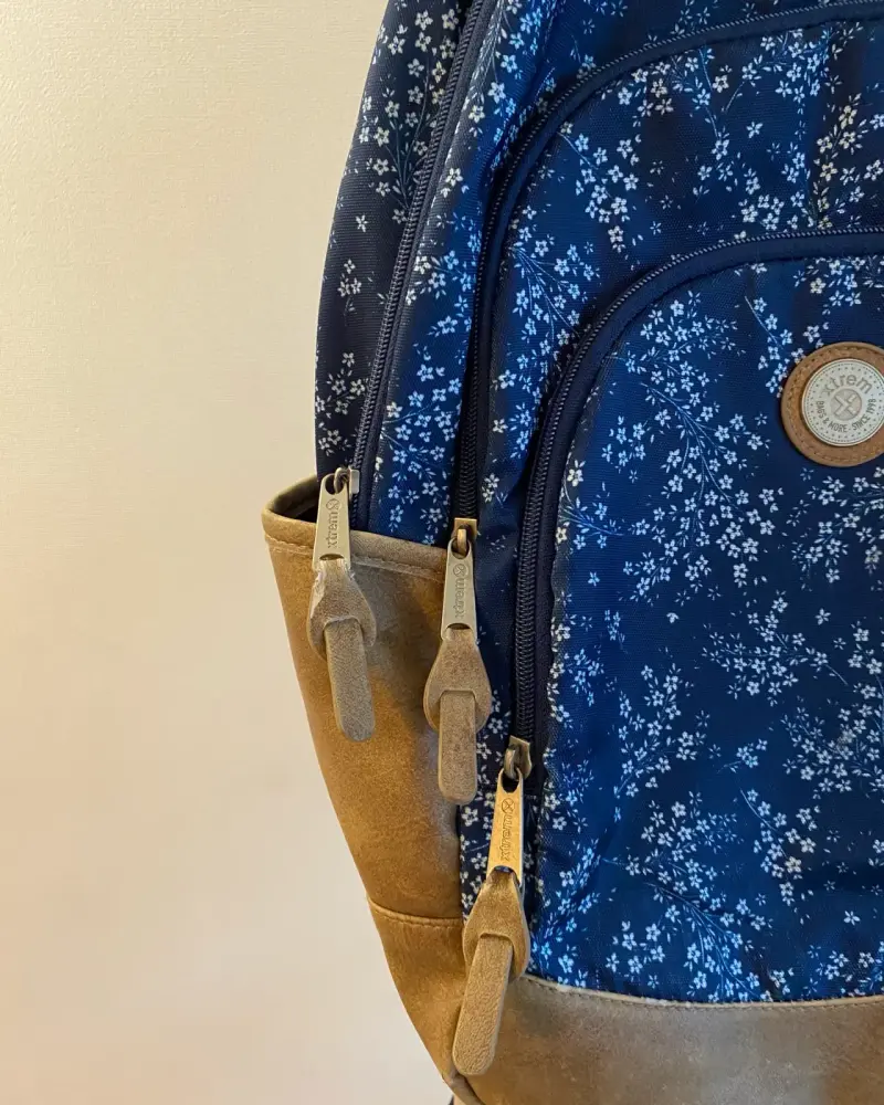 Mochila azul con diseño floral y detalles en cuero - 3