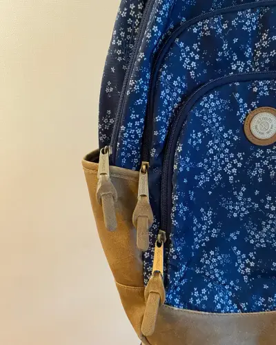 Mochila azul con diseño floral y detalles en cuero - miniatura 3