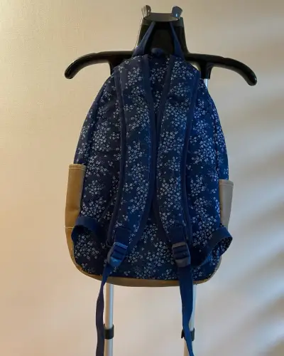 Mochila azul con diseño floral y detalles en cuero - miniatura 4
