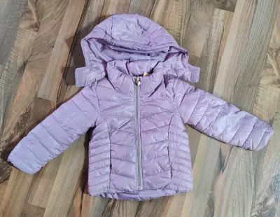 Chaqueta acolchada infantil lila con capucha - miniatura 1