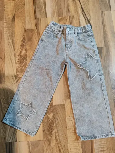 Jeans infantiles con diseño de estrellas - miniatura 1