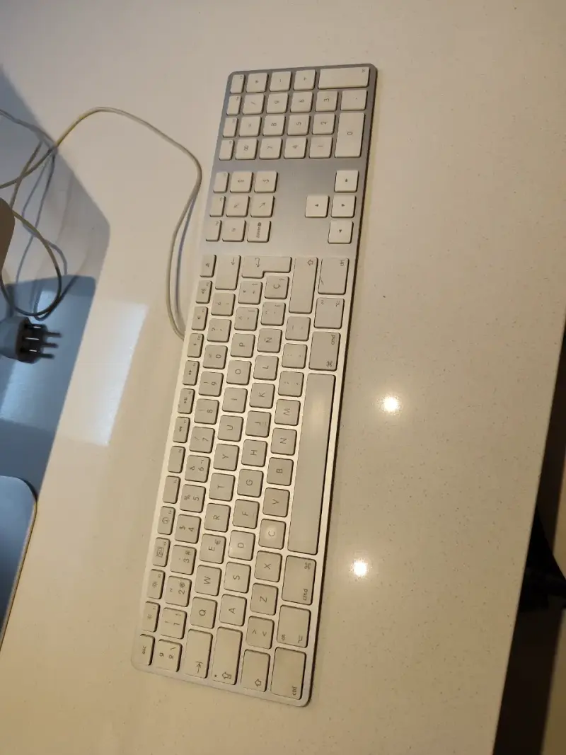 iMac 2010 para desarme con teclado Apple - 2