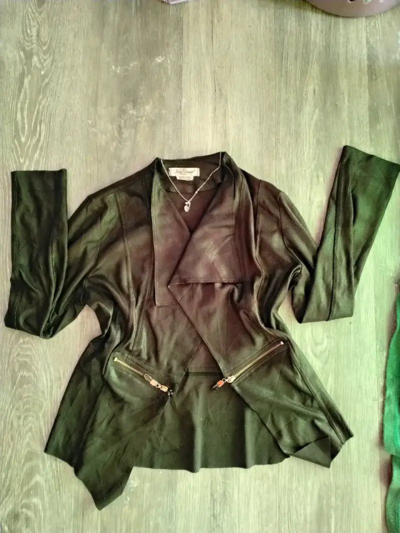 Chaqueta negra con cierre y diseño moderno
