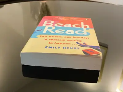 Libro 'Beach Read' de Emily Henry - miniatura 4