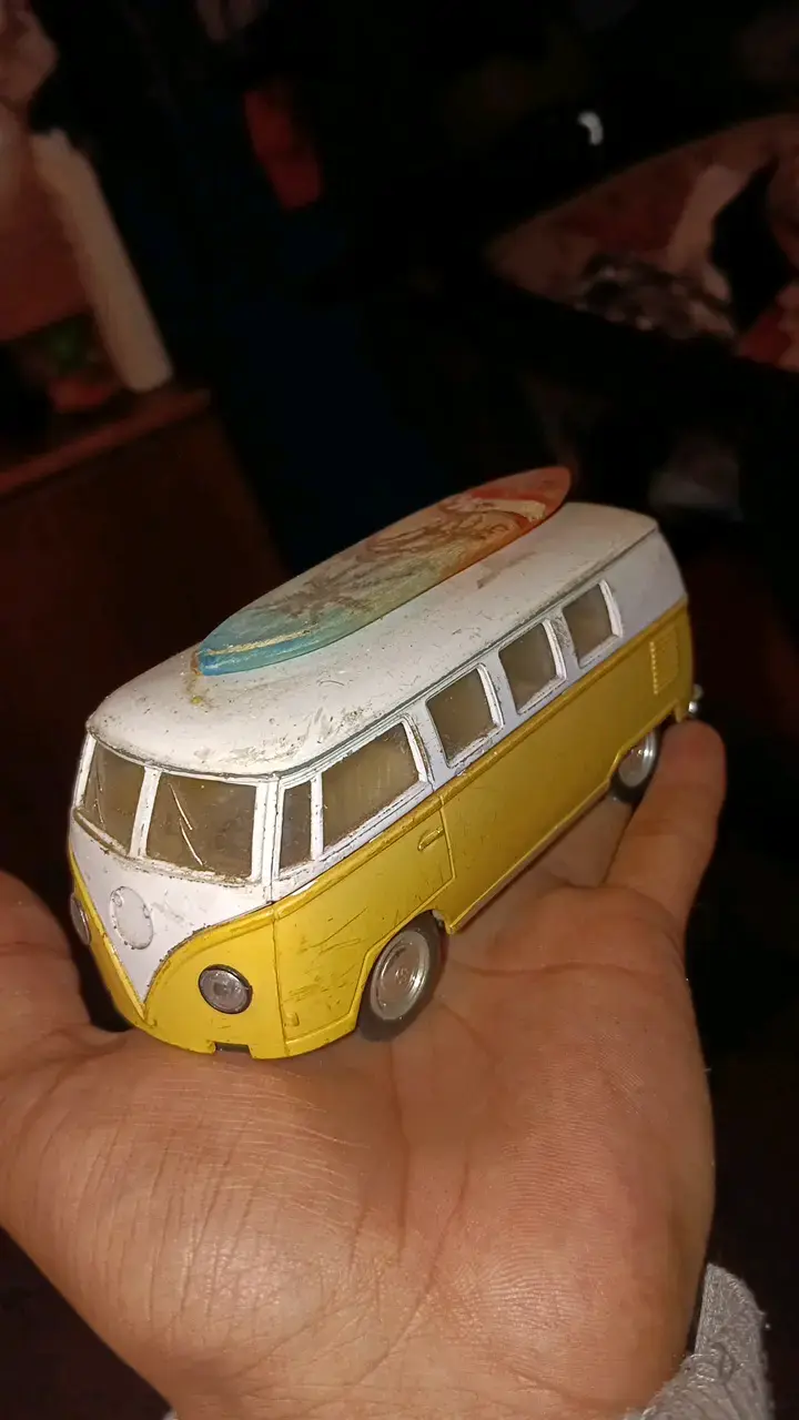 Miniatura de furgoneta retro con tabla de surf - 1
