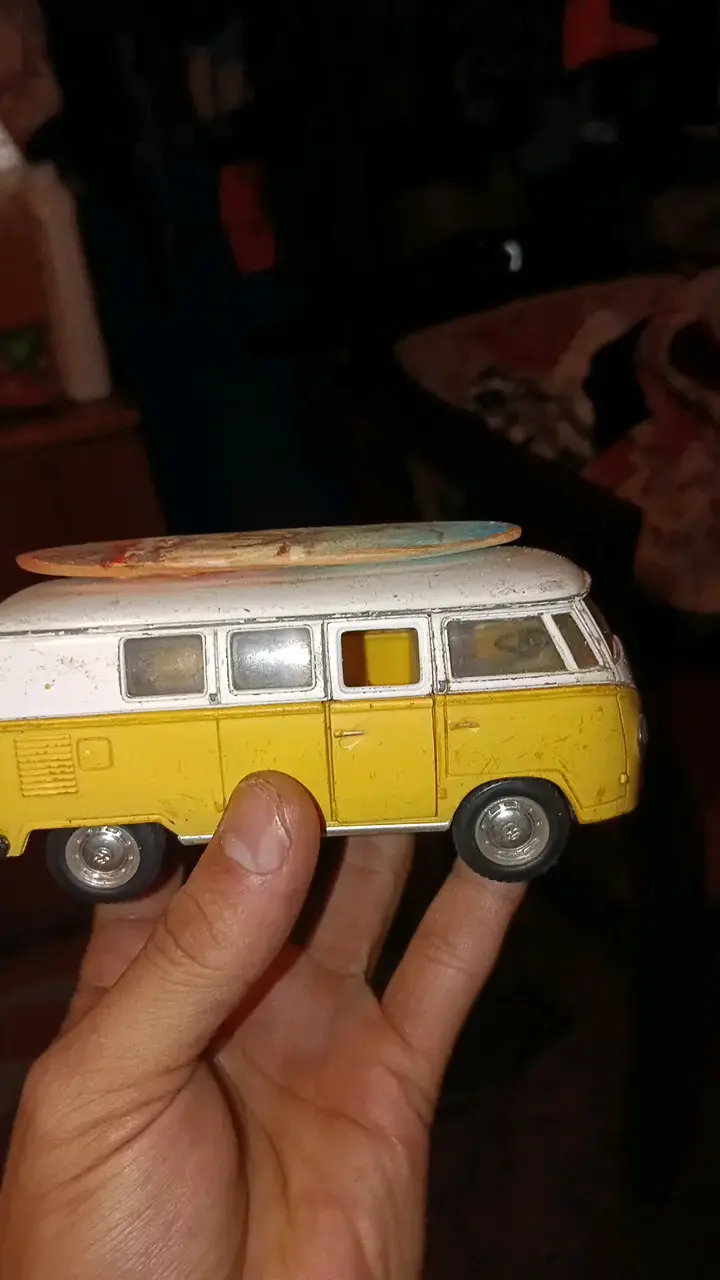 Miniatura de furgoneta retro con tabla de surf - 2