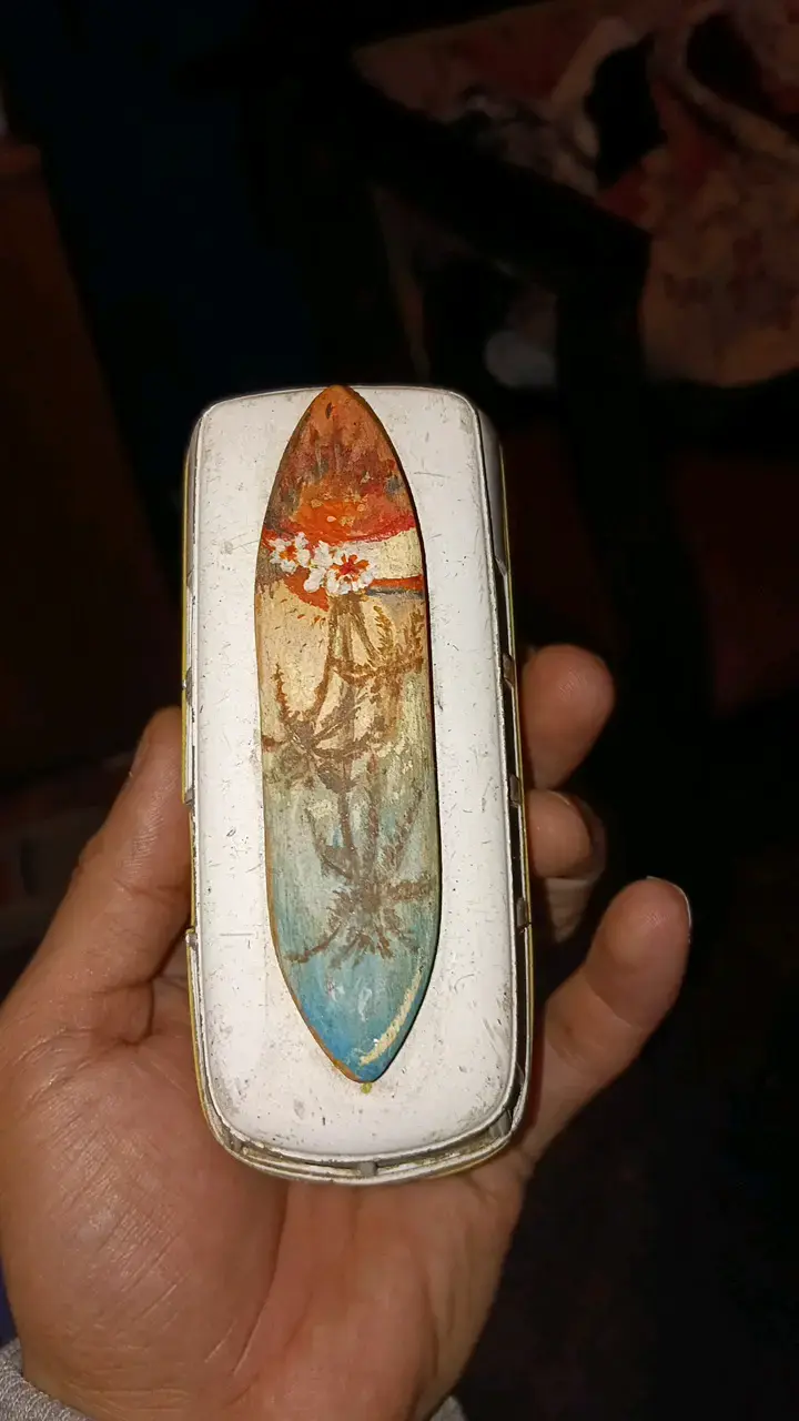 Miniatura de furgoneta retro con tabla de surf - 3