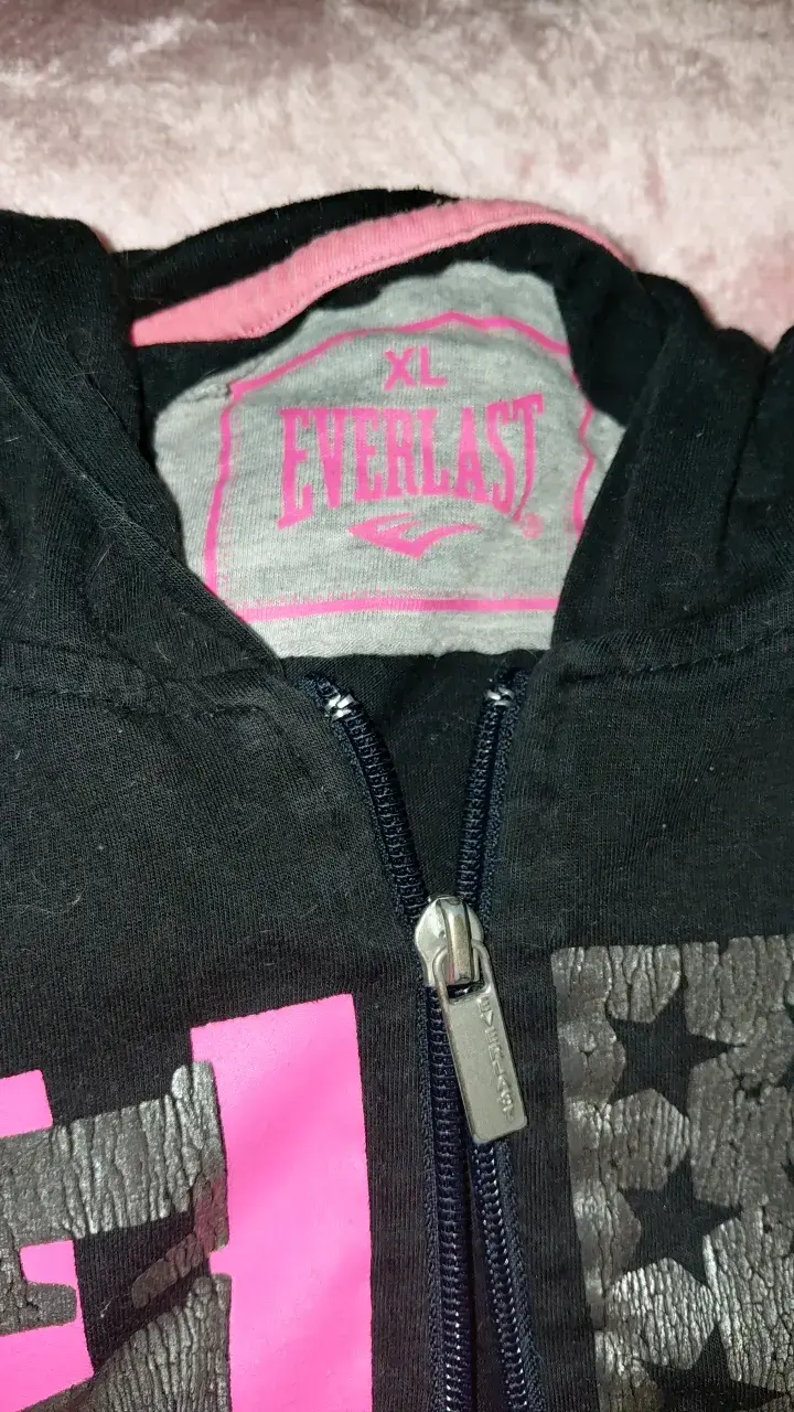 Polerón Everlast negro con diseño estampado - 2