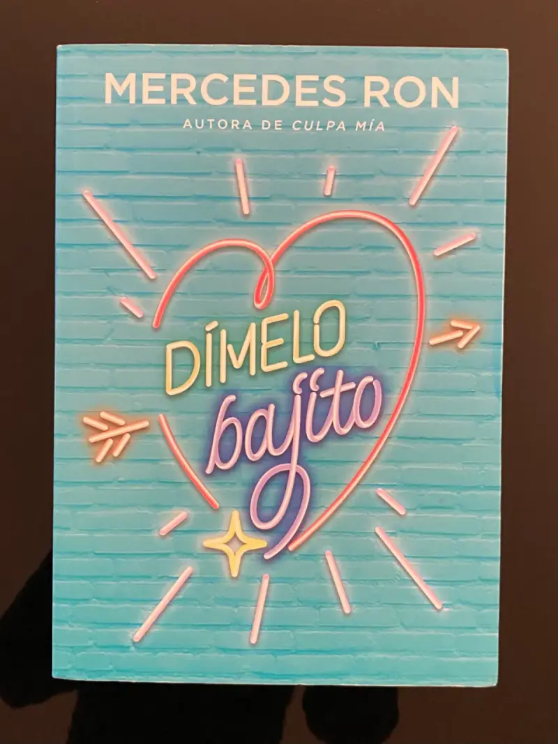 Libro 'Dímelo Bajito' de Mercedes Ron