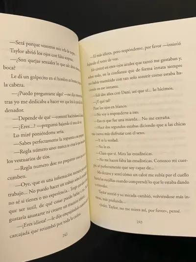 Libro 'Dímelo Bajito' de Mercedes Ron - miniatura 2