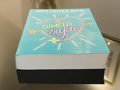 Libro 'Dímelo Bajito' de Mercedes Ron - miniatura 4