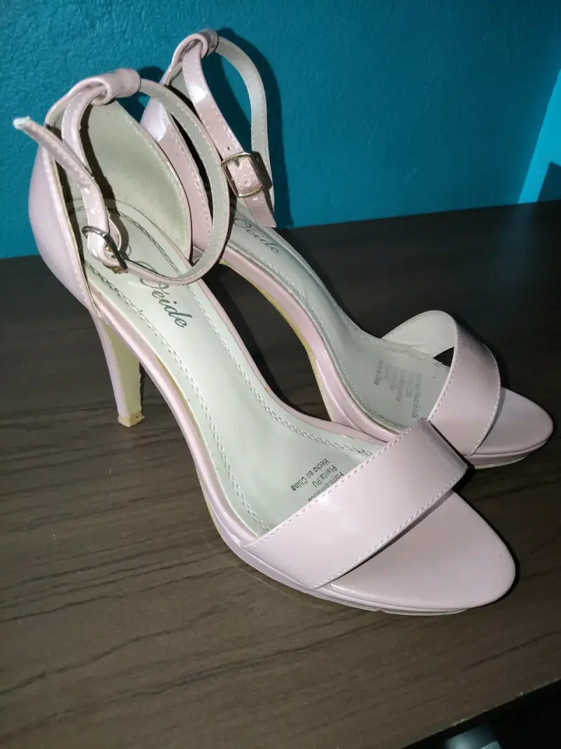 Tacones rosados de charol con hebilla