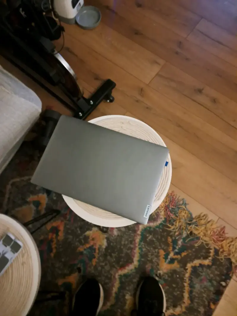 Laptop Lenovo gris en buen estado - 1