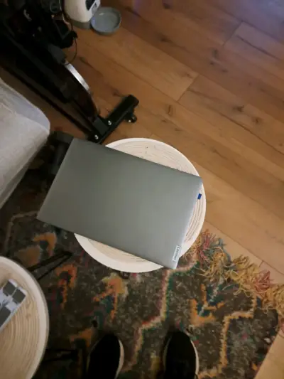 Laptop Lenovo gris en buen estado - miniatura 1