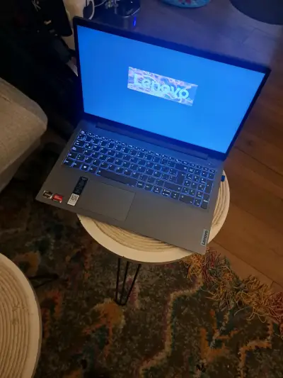 Laptop Lenovo gris en buen estado - miniatura 3