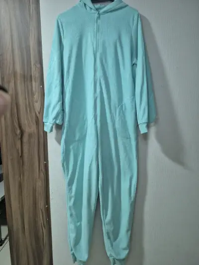 Pijama enterizo celeste con capucha - miniatura 1