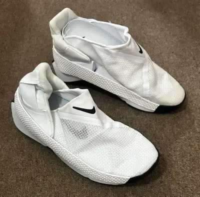 Zapatillas deportivas blancas Nike innovadoras - miniatura 3