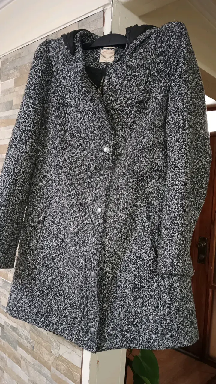 Abrigo de lana gris con capucha - 1