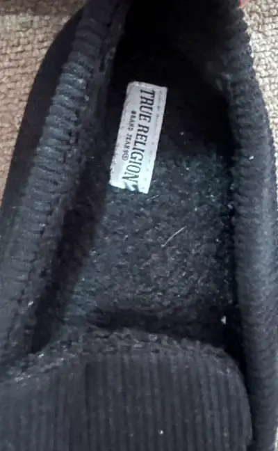 Pantuflas negras marca true religión - miniatura 3