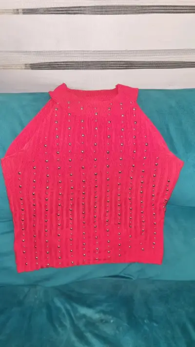 Polera roja con aplicaciones metálicas - miniatura 1