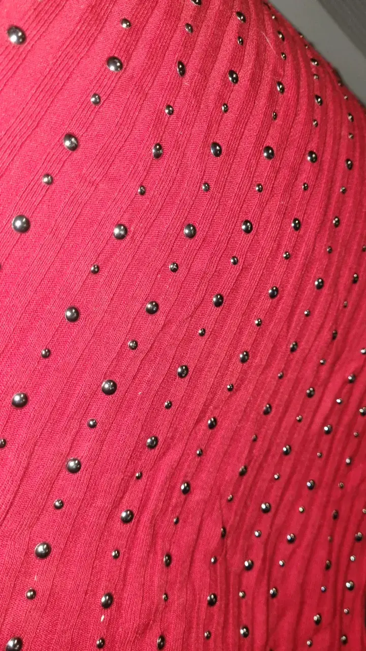 Polera roja con aplicaciones metálicas - 2