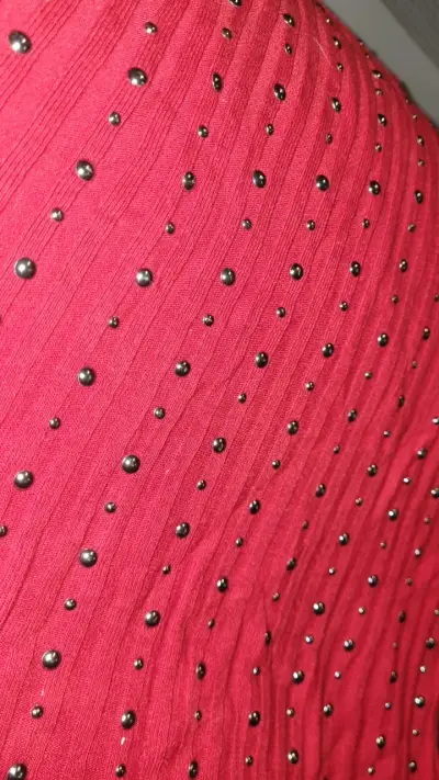 Polera roja con aplicaciones metálicas - miniatura 2