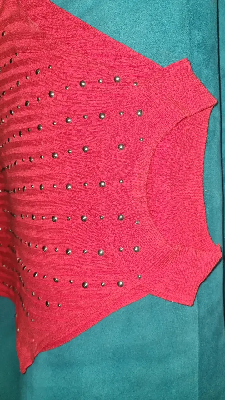 Polera roja con aplicaciones metálicas - 3