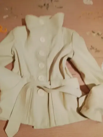 Abrigo beige con cinturón y botones grandes - miniatura 1