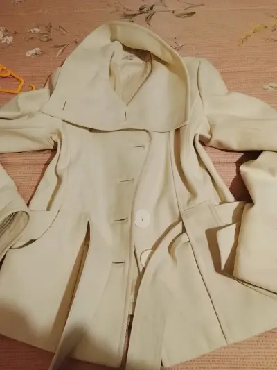 Abrigo beige con cinturón y botones grandes - miniatura 2